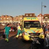 Man onwel op strand nabij de zeilvereniging